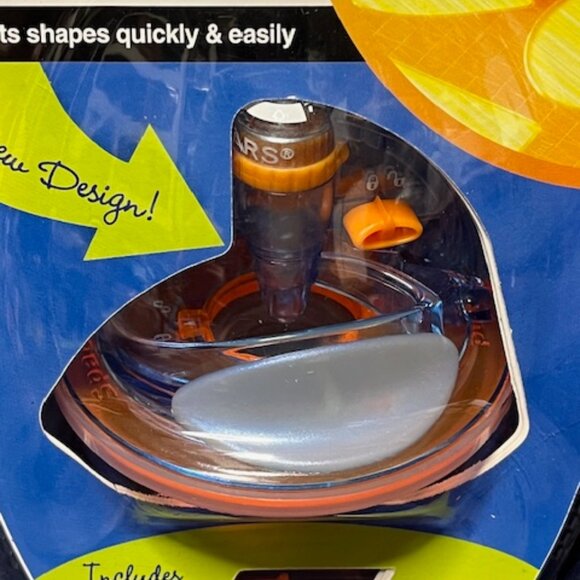 NEW Fiskars Ultra ShapeXpress Shape Cutter Includes 2 Blades Craft Rotary Cutter - Picture 2 of 5